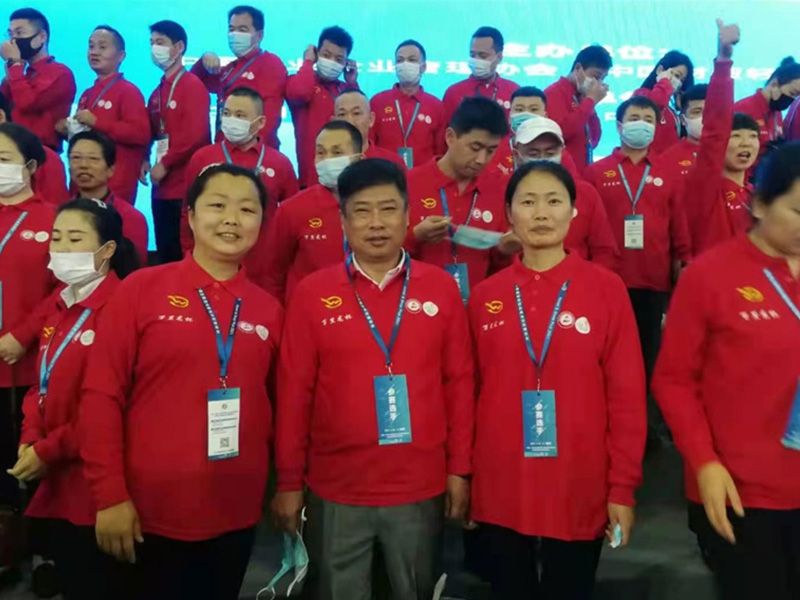 2021年，林源物業(yè)代表與參賽隊員合影