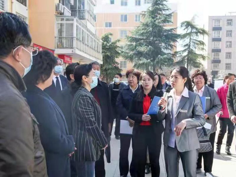 2021年，市人大、政協(xié)等各級領導與金色嘉園項目經(jīng)理交流