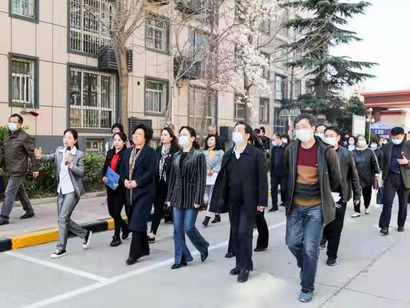 2021年，市人大、政協(xié)等各級領導到金色嘉園小區(qū)調(diào)研